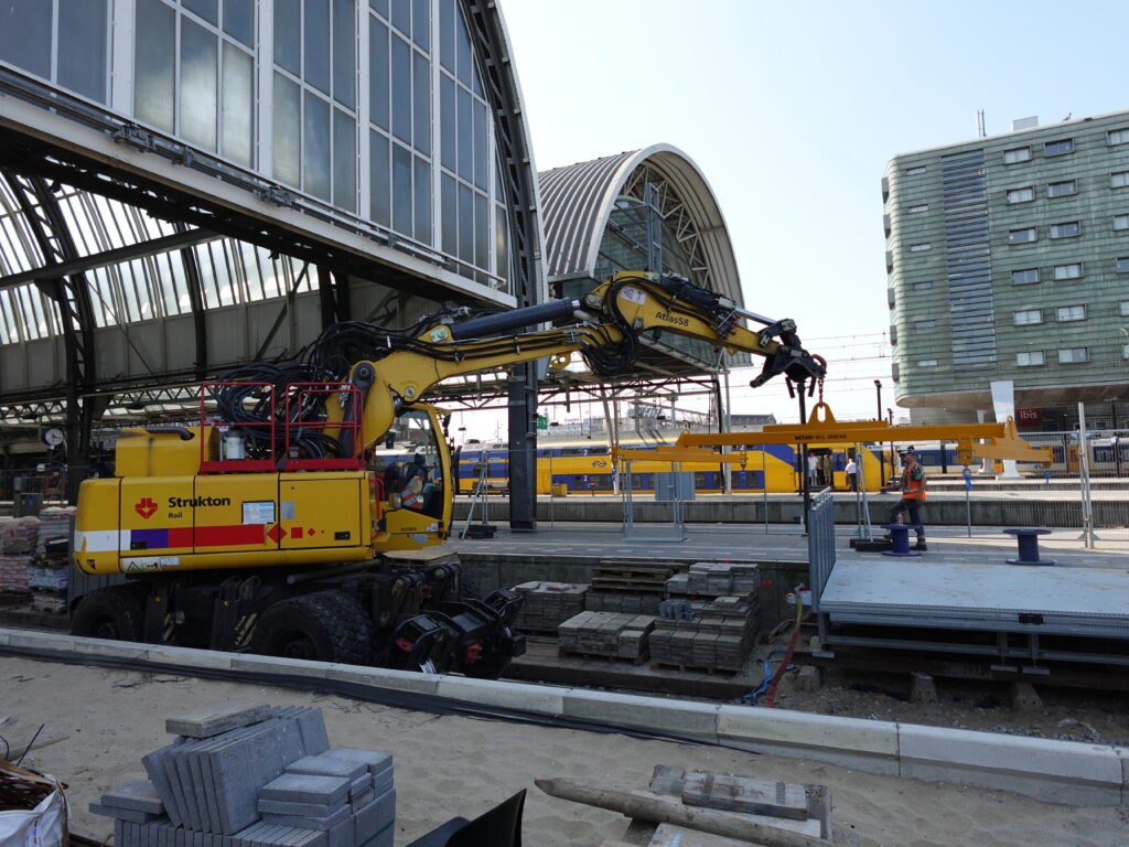 Mobiele loopbrug op station Amsterdam Centraal - Strukton - strukton.nl